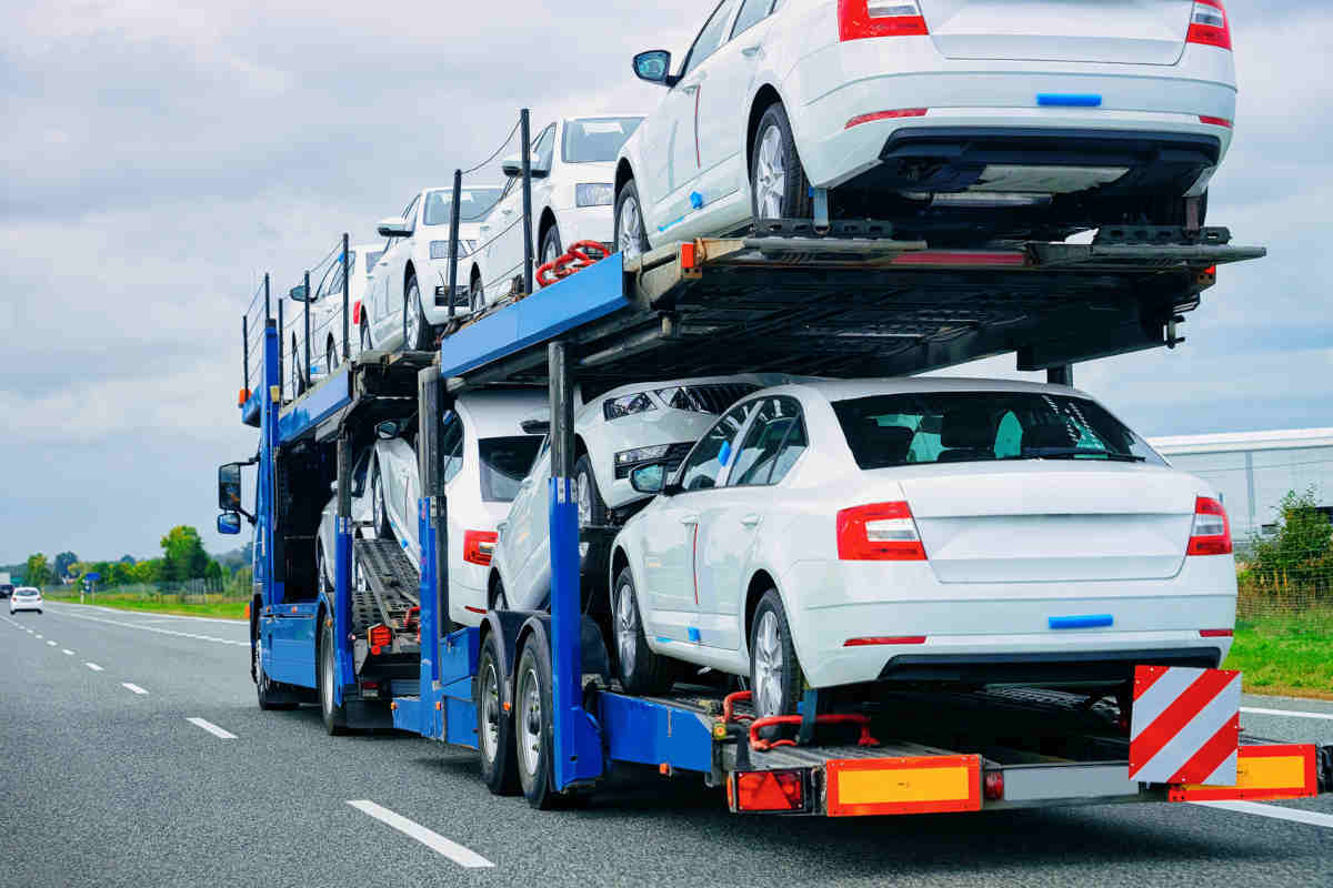 Les voitures neuves sont transportées sur un camion.